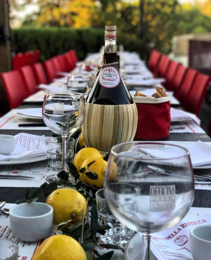 Mesa de restaurante na rota do vinho chianti