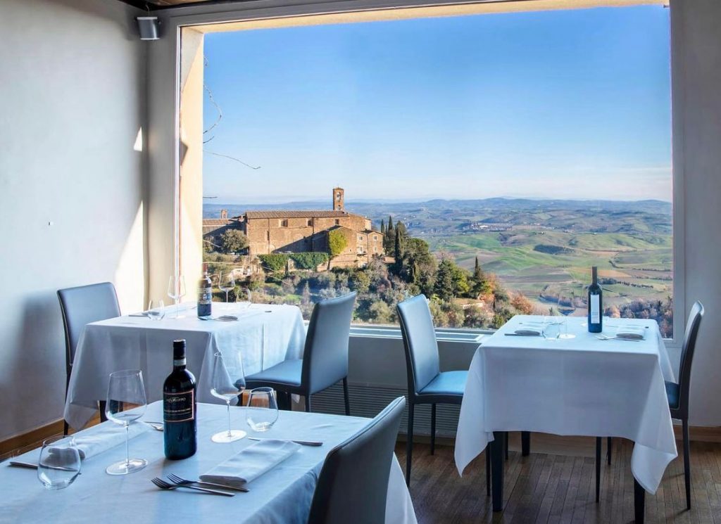 Mesas arrumadas no Osticcio Ristorante em Montalcino