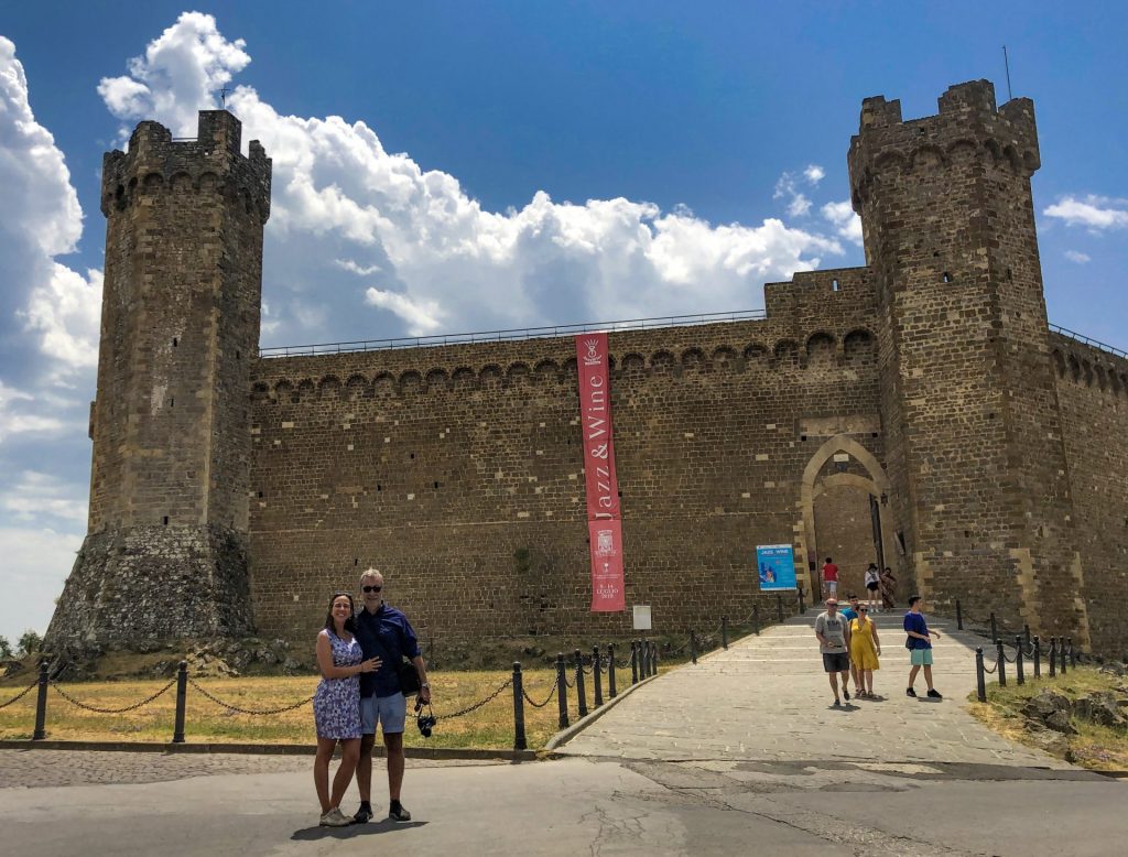 Casal em frente a Fortezza de Montalcino