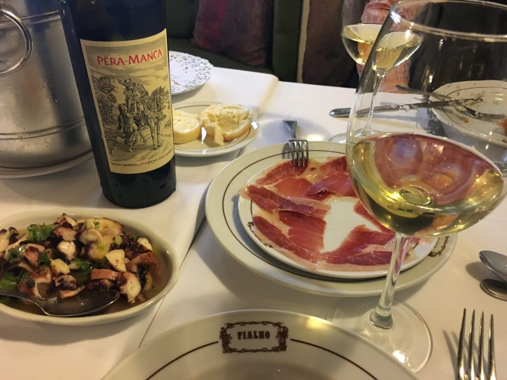 Mesa com comida do restaurante Fialho Em Evora no Alentejo