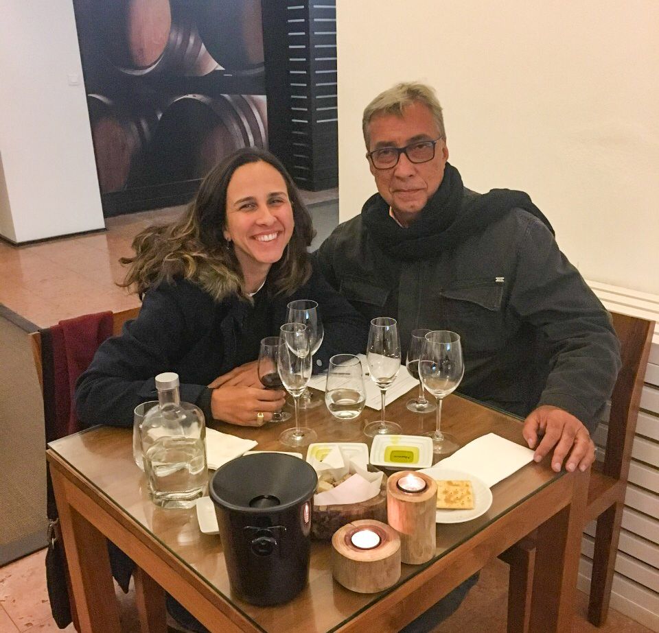 Casal fazendo degustação de vinhos na vinícola do Pêra Manca em Évora