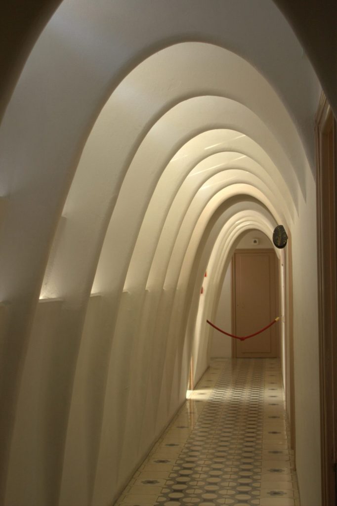 Casa Batllo Barcelona interior Arcos parabólicos