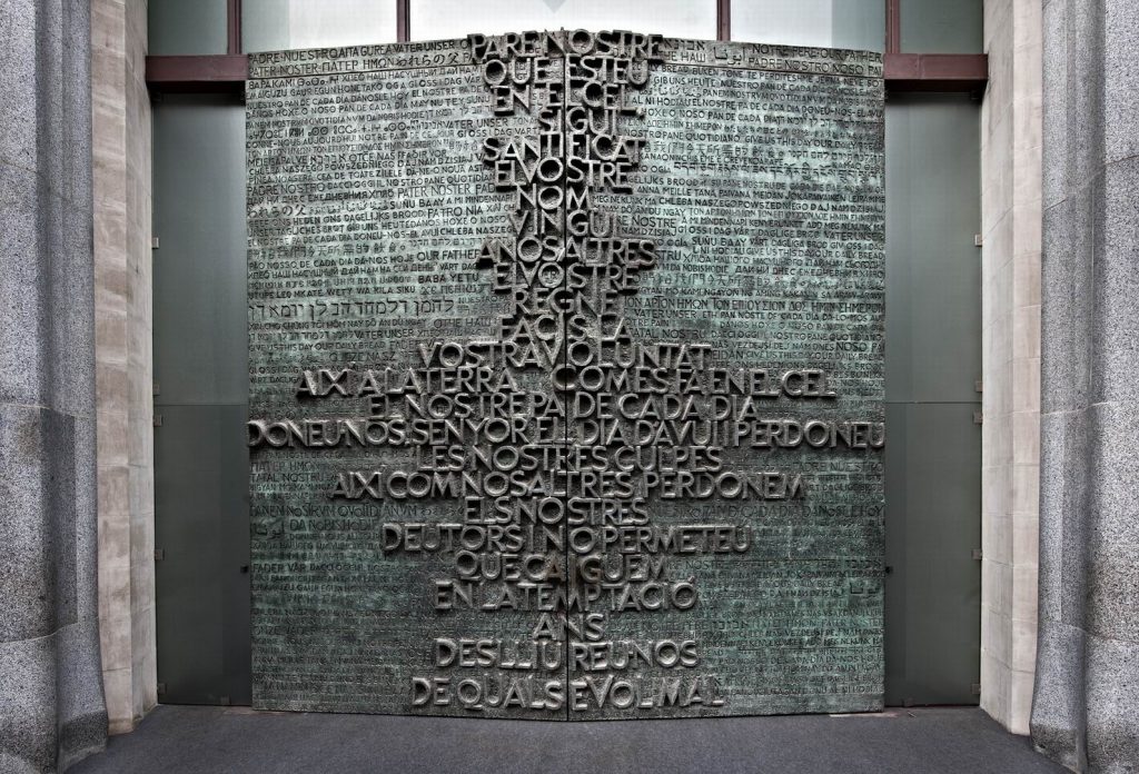Porta central fachada da Glória Sagrada Família Barcelona