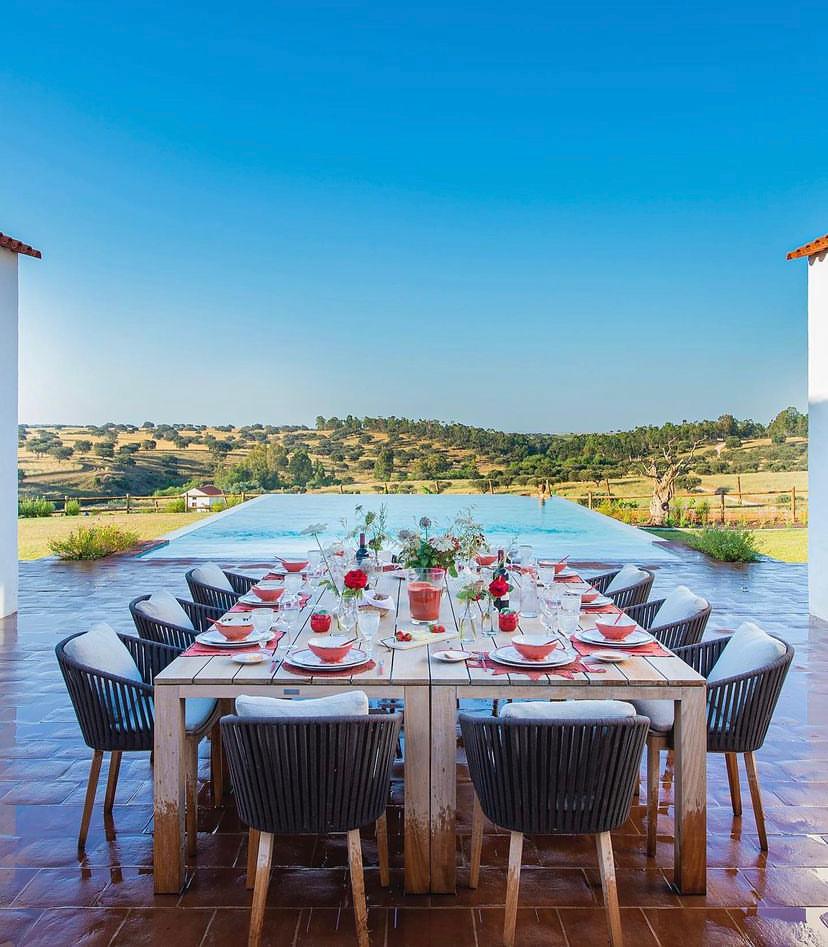 Mesa montada para evento em vinícola do Alentejo